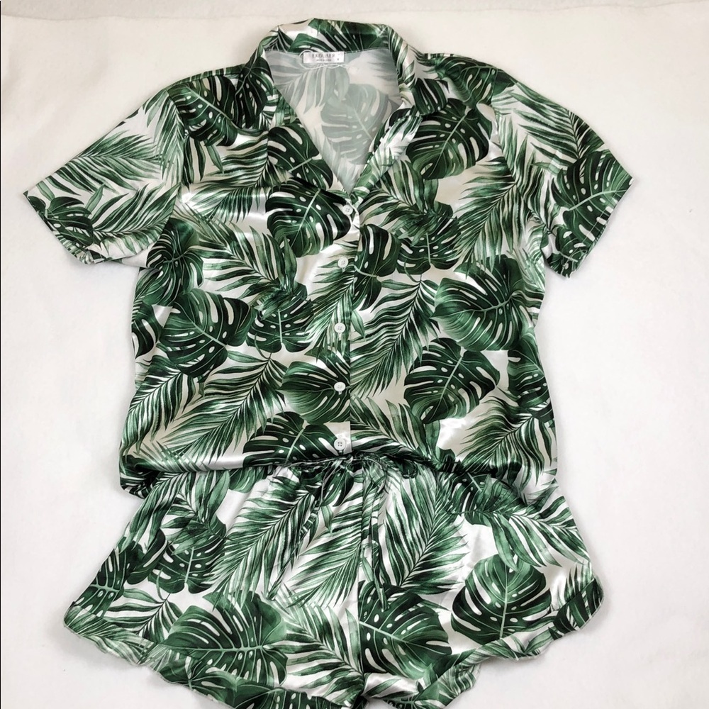 Silky Tropical Leaf Pajama Button Shirt and Shorts Set Sz M (DJ3)